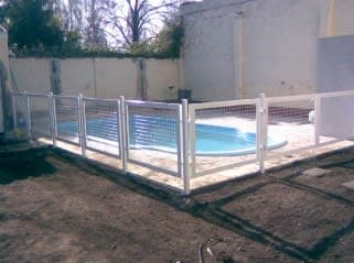 Cerco perimetral metálico para piscina,