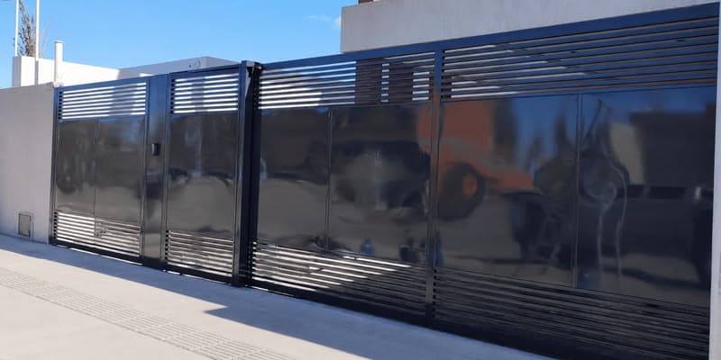 Portón corredizo metálico para acceso vehicular