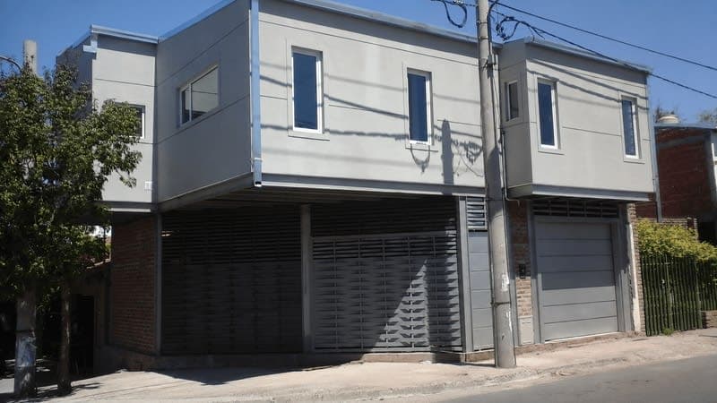 Frente metálico para vivienda o local