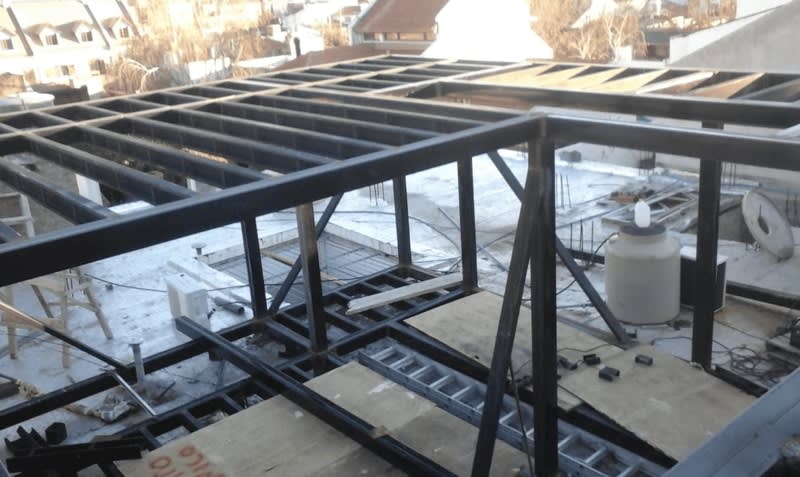 Montaje de estructura metálica para techo